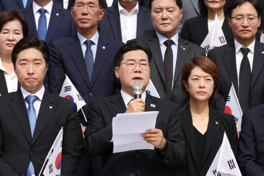 박찬대 더불어민주당 대표 직무대행 겸 원내대표와 의원들이 제79주년 광복절인 지난 15일 오전 서울 효창공원 내 임정요인·삼의사·백범 김구 선생 묘역을 참배한 뒤 백범김구기념관 앞에서 규탄 성명을 발표하고 있다. [연합뉴스 제공]